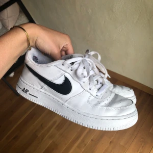 Nike air force 1  - Assnygga Nike Air force 1 med svart logo. 😋Använda men i riktigt bra skick, lite sönder inuti precis vid hälen men inget som syns när man har på sig skorna! 🤔💓 Storlek 38 men skulle säga att dom passar både 37,5 och 38,5 !! Buda! Ingår helt nya skosnören!