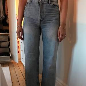 Monki jeans så snygga men tyvärr för korta för mig! Storlek 28! Knappt använda!