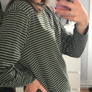 Weekday - randig långärmad tröja strl S - En randig långärmad tröja köpt på weekday förra vintern. Köpt på mansavdelningen och använd flera gånger. Bra skick! 