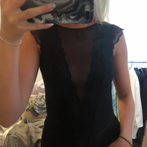 Svart spetsbody strl xs - Svart spetsbody från Hm, aldrig använd. Passar perfekt både till fest och som underkläder. Frakt tillkommer