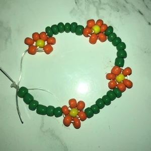 Hemmagjort  - Hemmagjort armband med blommor det är jättefint det är lite litet så ni vet är det några frågor är det bara att skriva 