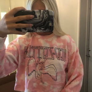 Tie-dye Sweatshirt strl s, bershka - Knappt använd kroppad sweatshirt i rosa tie dye, med led zeppelin tryck. Frakt tillkommer