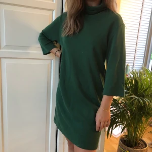 Grön polo klänning - Lite tjockare material så superskön att ha på sig!! Knappt använd! Köparen står för frakt 🧚🏼🧚🏼