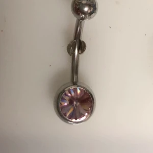 Navelpiercing  - Fina smycken från företaget Laboro. Navelpiercing i titan och kirurgiskt stål. 39 för en i kirurgiskt stål +frakt. Finns fler färger - kolla profil. Hör av er vid köp och frågor. Mvh 