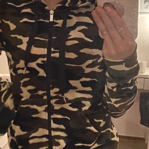 Kofta - Kofta med militärmönster ifrån Gina Tricot. Använd ca 3 gånger.