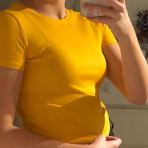 Snygg gul ribbad t-shirt från H&M. Den är kort men inte riktigt som en magtröja. Tight passform och passar nog både M och S. ⚠️Använd 2 gånger⚠️ Köparen står nför frakten!!  Skriv till mig om du vill ha mer info!💛