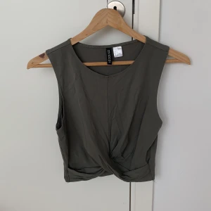Croptop - Grön croptop från h&m. Supergullig med överlappning längst ner. Fint skick. Frakt tillkommer!