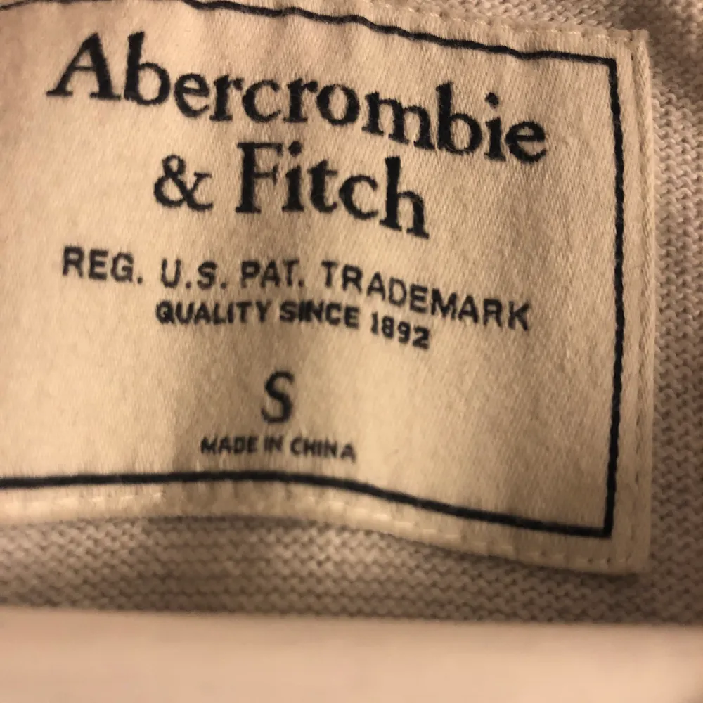 Fin tröja i lent material från Abercrombie &Fitch. Storlek: S. Köparen står för frakten. Fraktar endast. Tröjor & Koftor.