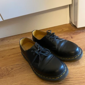 Dr Martens - Låga svarta dr Martens. Är i bra skick. Passar en 37/38. Köpta förra året, Nypris 1600