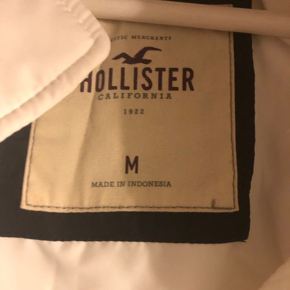 Fin vit väst från Hollister. Bra skick, knappt använd. Storlek M men passar S. Köparen står för frakten. Fraktar endast.. Jackor.