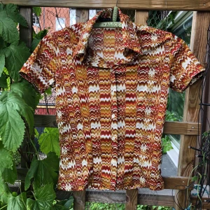 Retro T-Shirt / skjorta - Jättefin skjorta / t-Shirt i lite 70-talsstil. Jättefint skick, knappt använd då den är för liten för mig tyvärr. Står S men är mer XS i storlek. Stretchiga material. Frakt ingår 💘