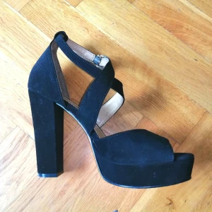 Klackskor i sammet - Så fina klackskor i sammet. St 5 vilket passar en fot som oftast är 39 men 38 i klackskor 😇 Plattån är 3 cm hög och klacken 12 cm allra bakerst. Använda 1 gång. Säljer pga att jag inte längre har tillfällen att använda dem. 