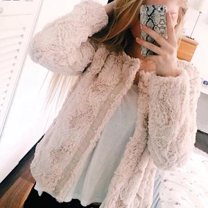 Mysig kofta - Kofta från Vero Moda i ljusrosa/beiga toner. Fångas inte riktigt på bild så skriv om ni vill ha fler bilder. säljs pga för liten. Passar XS