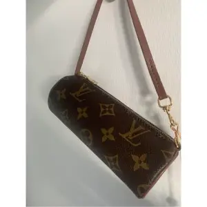 Äkta Louis Vouitton papillon, köpt från vestiaire collective. Lappar med intyg om att den är äkta från Vestiaire medföljer. Beställaren betalar frakten.