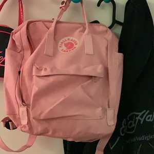 fjällräven - ljusrosa söt konkenväska, lite mindre
