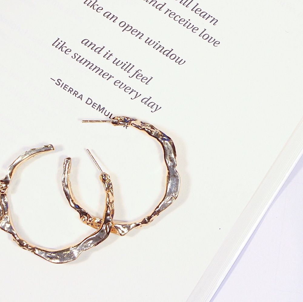Guldiga hoops med lite tyngd för extra lyxig känsla!❣️Frakt ingår! Har flertal stycken, så ingen först till kvarn. ✖️Bakgrund: Hade min egna webbshop förut och när den las ner så hade jag saker över, därför så utförliga bilder och lågt pris. Accessoarer.