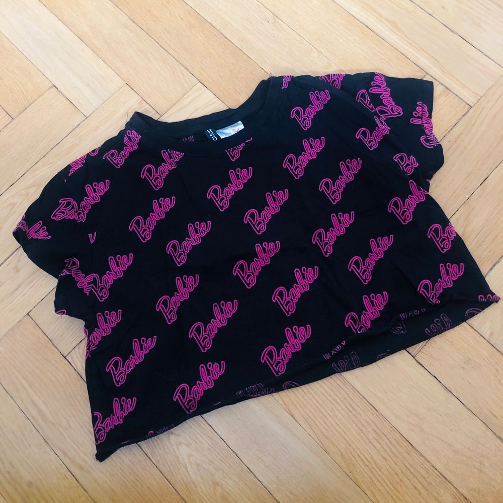 H&M cropped t-shirt whit Barbie written all over in pink. No longer in store! Super cute! Used once or twice. . Toppar.