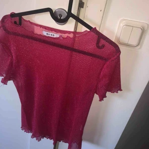 Glittrig meshtopp - Rosa glittrig topp från Nakd storlek M. Använd fåtal gånger. Köparen står för eventuell fraktkostnad. 