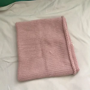 Halsduk - En puderrosa halsduk som man bara tar på, ej en man snurrar runt sin hals. Använd en eller två gånger. Den är i nytt skick. Kan fraktas eller mötas upp. Köparen står för frakten. Tar swish.