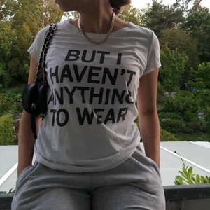 VIT TRÖJA MED TRYCK  - 🤍Snygg vit tröja med ”but i haven’t anything to ware” 💫 Möts gärna upp i Västerås men frakt funkar     även.💕