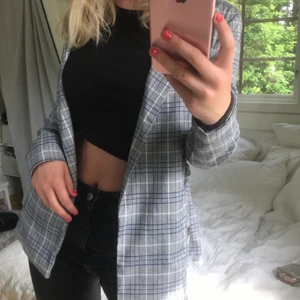 Rutig kavaj NAKD🌺 stl 36 - Säljer min fina kavaj från Nakd🌺 Den är som ny och har endast använts vid få tillfällen. Köparen står för frakt. 