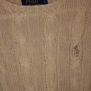 Kabelstickad Ralph lauren - Beige kabelstickad tröja från Ralph lauren. Supersnygg! Bra skick