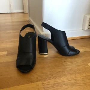 Michel Kors klackar  - Michel kors klackar, köpte i USA. Använda en gång. Priset kan diskuteras vid snabb affär.