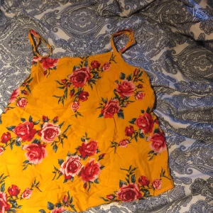 Fint gult sommarlinne från hm - Jätte fint sommarlinne från hm säljer den pga att den aldrig kom till användning! 