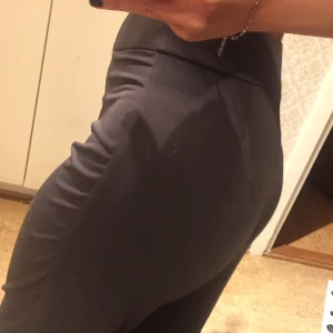 Luftiga kostym byxor från bikbok  - Använda bara vid ett tillfälle då det var för långa på mig. Är 160 cm.   Storlek xs men passar nog även dem i storlek s. Köparen står för frakten men kan även mötas upp i Gbg. 