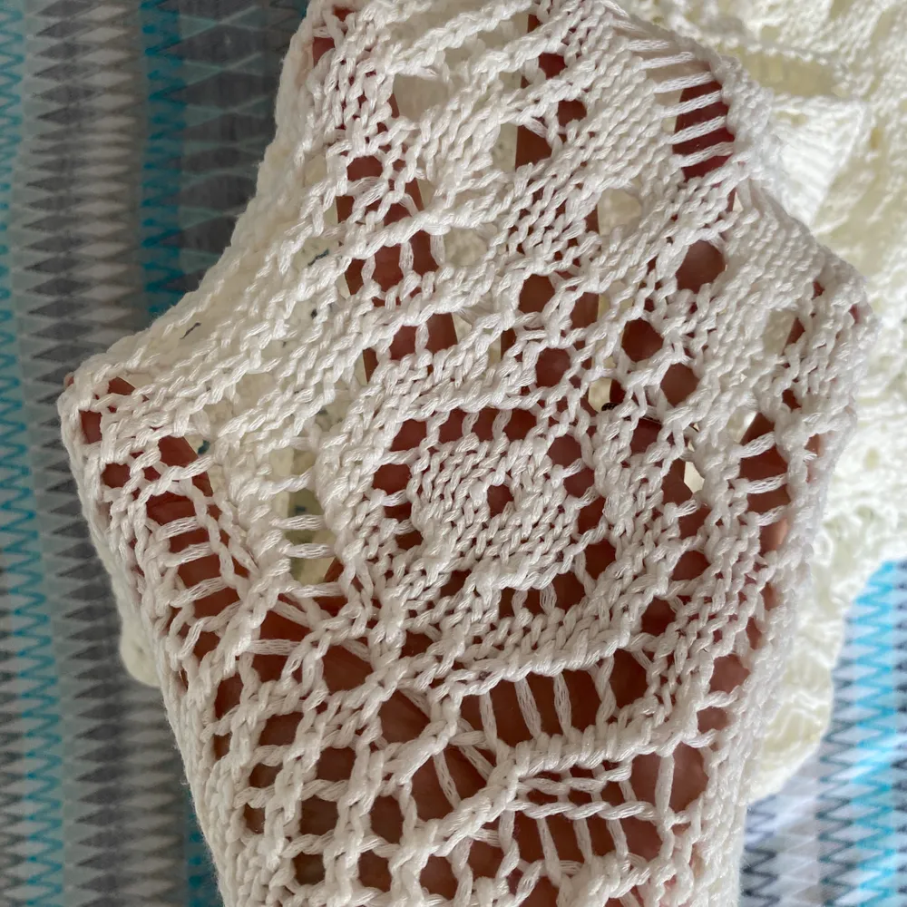 H&M off white sleeveless crochet bodycon dress. Size S. Good condition, slight tear on one side.. Klänningar.