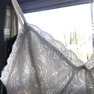 vitt spetslinne - vit bustiertopp från bikbok 🤍 22kr frakt 