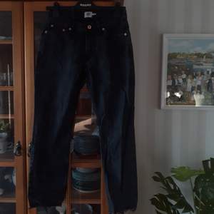 Svarta jeans från lager 157 i modellen lender. Skulle säga att det är midrise typ. oandvända. Säljer även ett par i blått.