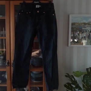 Svarta jeans - Svarta jeans från lager 157 i modellen lender. Skulle säga att det är midrise typ. oandvända. Säljer även ett par i blått.