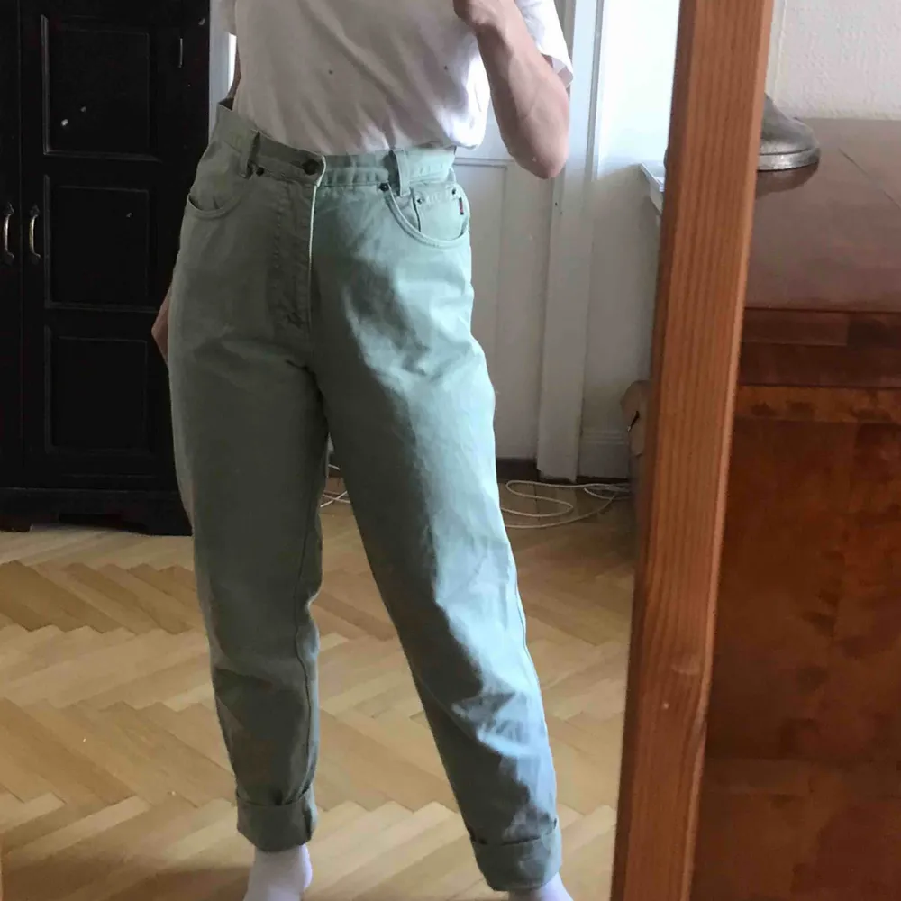 Pastellgröna jeans i mycket bra skick. Långa i benen. Trendig färg. Köparen står för frakten. Kan även mötas upp i Stockholm . Jeans & Byxor.