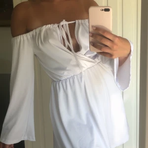 Vit sommarklänning! - Säljer denna söta sommarklänning från Linn Ahlborgs kollektion med NA-KD från 2018💐 köparen står för frakt!💞