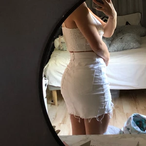 Vit jeanskjol😍 - Supergullig vit jeanskjol med färdiga slitningar, perfekt nu till sommaren!😍 Den är stretshig och därför huuur skön som helst! Stolek M men passar absolut S/XS oxå pga stresthen💕💕