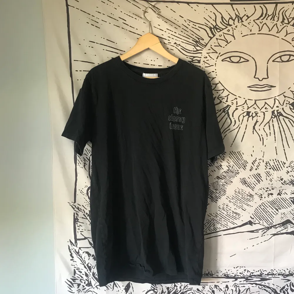 svart oversize tshirt med snyggt tryck från theclassyisssue 🤍 29kr frakt. T-shirts.