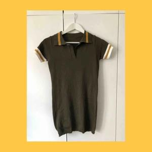  - Mörkgrön tight pikéklänning med vita och gula detaljer. Storlek XS, inget märke. Bra skick. 72 cm lång från nacken och neråt.  Kan skicka med spårbart paket, eller upphämtas i Solna.