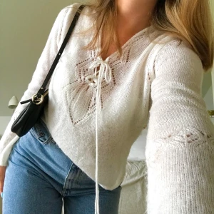 Mysig stickad tröja 💛💓💛💓 - Mysig stickad tröja från benetton!💛 Storlek är inte given, men skulle säga att den passar en S. Säljer för 100kr + frakt! 