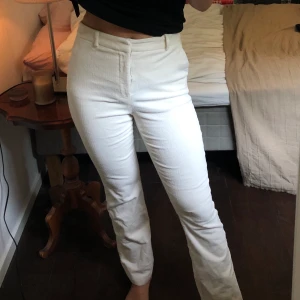 Manchesterbyxor  - Vita manchesterbyxor från Bikbok! Dem är i fint skick och använda ett fåtal gånger. Storleken är Small men tyget är stretchigt. Köparen står för frakten 🦋
