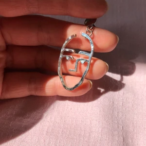 Ansiktsörhängen - Örhängen med ansikten. Börjat tappa lite silverfärg, men inte särskilt mycket. Därav det låga priset. Frakten ingår i priset. 