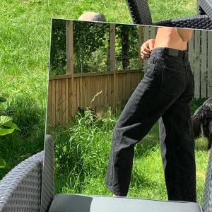 Jeans från monki  - Jeans i modellen Mozik från monki. I väldigt fint skick. Jag är 163 lång. Frakt tillkommer men kan även mötas upp i Göteborg.