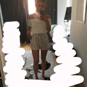 Shorts - Jätte snygga shorts i storlek XS, dom passade mig förra sommaren men tyvärr inte i år eftersom jag inte vill att dom sitter tajt🌸 frakt tillkommer på 57kr 