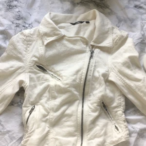 Vanlijvit jeansjacka lindex - Gammal jeansjacka. 6/10 i skick, pris= 20kr men frakt tillkommer. Från Lindex men bilderna gör den ej rättvisa då denär finare irl och sitter bra på.