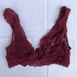 Jättefin vinröd Spets-BH - Vinröd BH helt i spets från Monki. Tyvärr är lappen borta men skulle säga att de passar XS-S, ungefär 70-75B? Jättefint skick, inga skavanker. FRAKT INGÅR! 💘