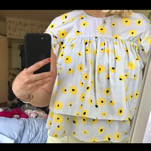 Söt blus från Zara - Super fin blommig blus från zara, säljs pga att den är för liten. Köptes för 300 men säljs för 100, knappt använd. Köpare står för frakt💕💕💕