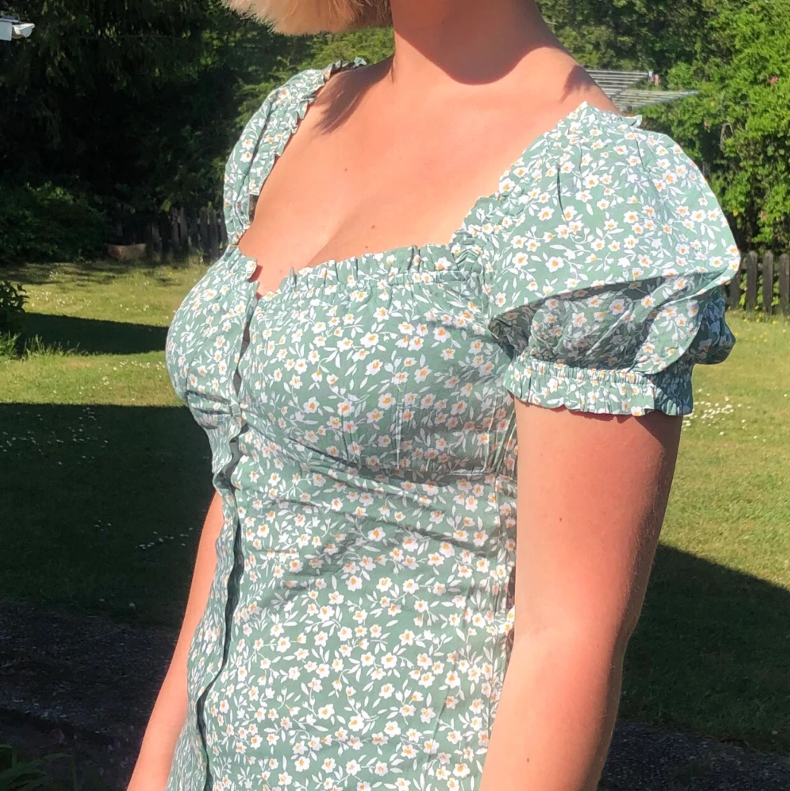 Blommig klänning med puffärm 