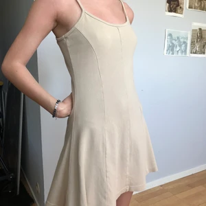 Vintage klänning - Beige klänning i Stl M men passar mer XS-S.