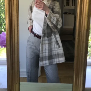 Kostymbyxor från Arket - Kostymbyxor från Arket med hundtandsmönster och pressveck fram och bak. Hög midja, lagom tighta runt låren och flared nedtill. Storlek 36 och är hellånga på mig som är 172 cm. Nyskick. Nypris var 1150 kr. Frakten kostar 55 kr🦦