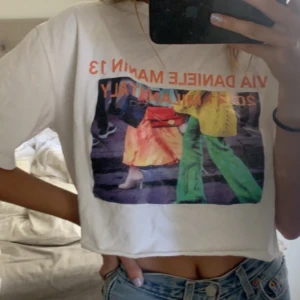 💖💖 - Croppad t-shirt med ascoolt tryck! Knappt använd💖💖💖